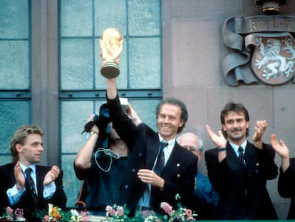  Empfang der Weltmeister 1990 auf dem Frankfurter Römerberg 09.07.1990. Bundestrainer Franz Beckenbauer mit dem WM - Pokal, links Thomas Häßler , rechts TW Raimond Aumann *** Reception of the 1990 World Champions at Frankfurts Römerberg 09 07 1990 National Coach Franz Beckenbauer with the World Cup, left Thomas Häßler , right TW Raimond Aumann HM