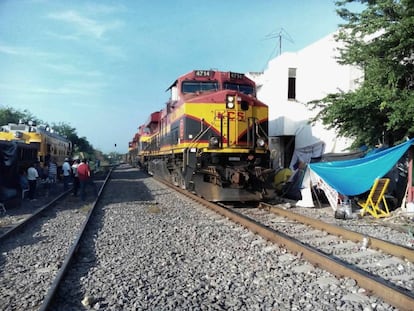 Un tren en Michoacán atraviesa una vía después del bloqueo de los maestros.