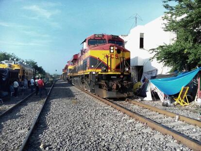 Un tren en Michoacán atraviesa una vía después del bloqueo de los maestros.