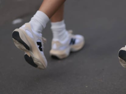 Guests at the Peter Do show wearing New Balance sneakers in beige and black.