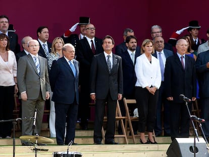 En una imagen de hace una década, el expresidente de la Generalitat, Artur Mas, junto a los expresidentes Jordi Pujol y José Montilla; la expresidenta del Parlament, Núria de Gispert y los expresidentes Joan Rigol y Ernest Benach, al finalizar un acto institucional en el Parc de la Ciutadella.