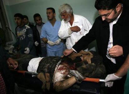 Médicos examinan el cuerpo de Yahi al-Shaahe, el miliciano de Hamás fallecido en un ataque aéreo israelí