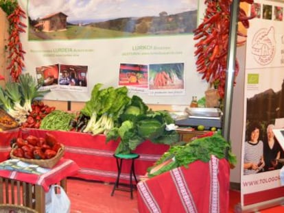 Un expositor del primer año de Biocultura en Bilbao.