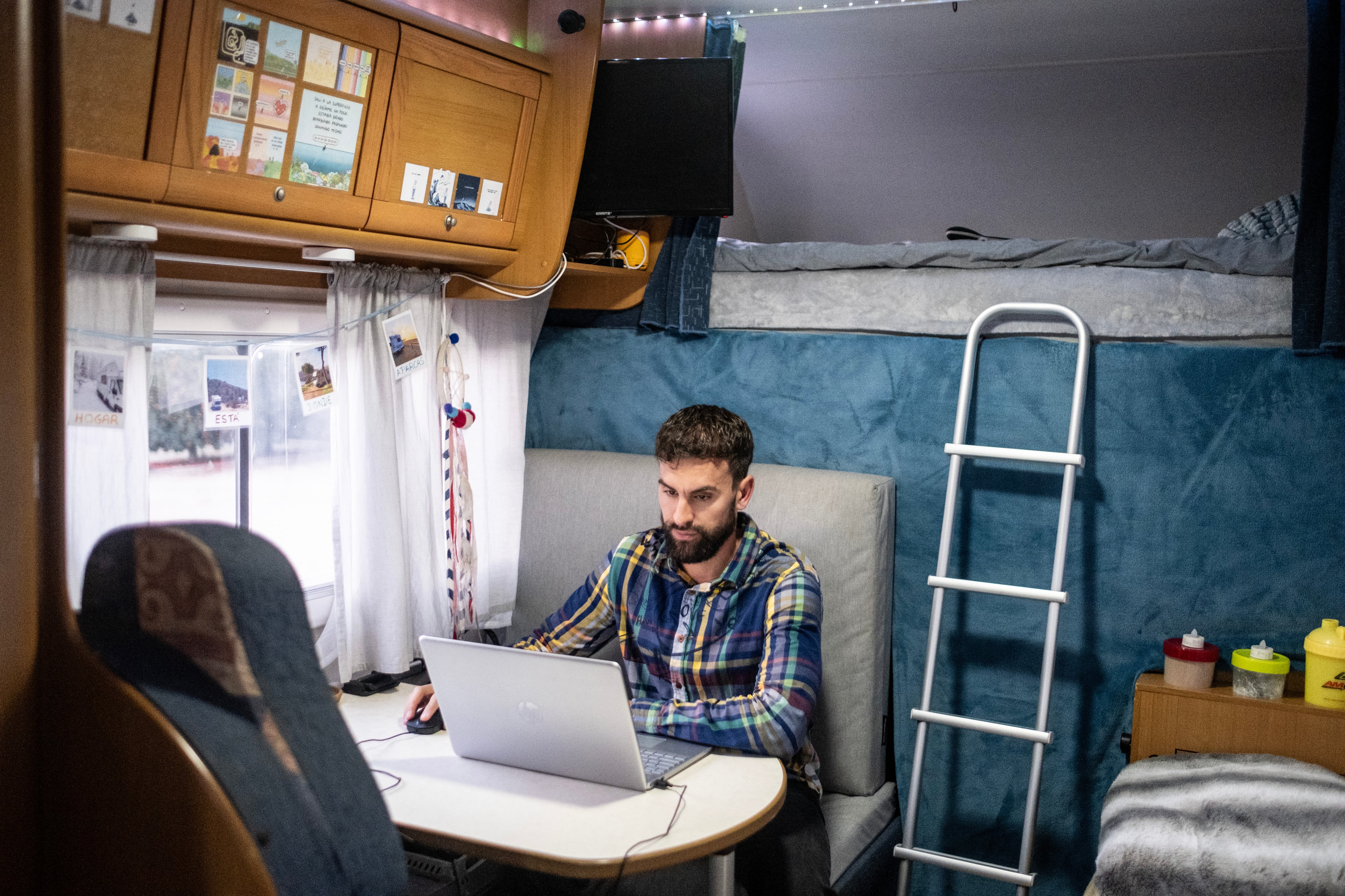 Antonio, preparando las clases del día siguiente en el interior de la autocaravana.