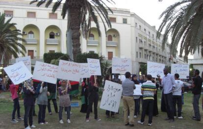 Un grupo de mujeres se manifiesta frente al Ayuntamiento de Trípoli por la atención con que se trata a los heridos de guerra.