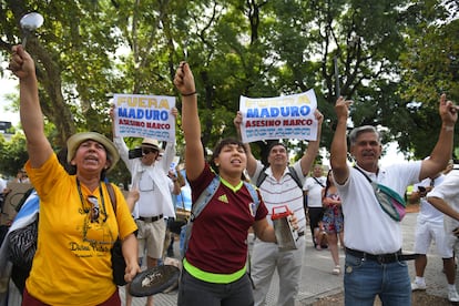 Venezolanos se manifiestan hoy contra la posible llegada a Argentina del presidente de Venezuela, Nicolás Maduro, en Buenos Aires (Argentina).