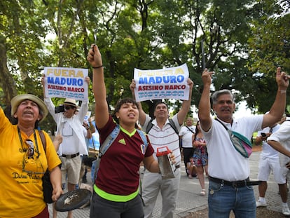 Venezolanos se manifiestan hoy contra la posible llegada a Argentina del presidente de Venezuela, Nicolás Maduro, en Buenos Aires (Argentina).