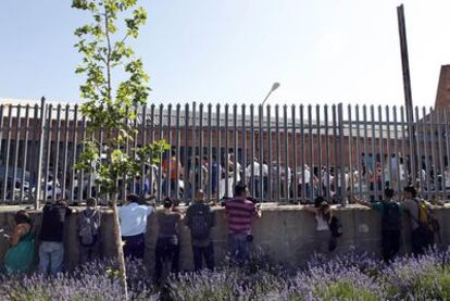 Los periodistas siguen la asamblea de trabajadores de Metro desde el exterior, después de que el comité de huelga les prohibiera la entrada.