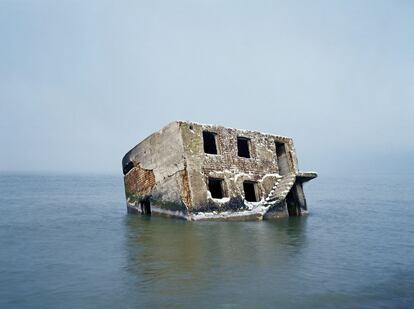 La arquitectura es el rastro que queda de una sociedad desaparecida. Abajo, un búnker del Ejército Rojo parcialmente sumergido en el puerto de Liepaja (Letonia).