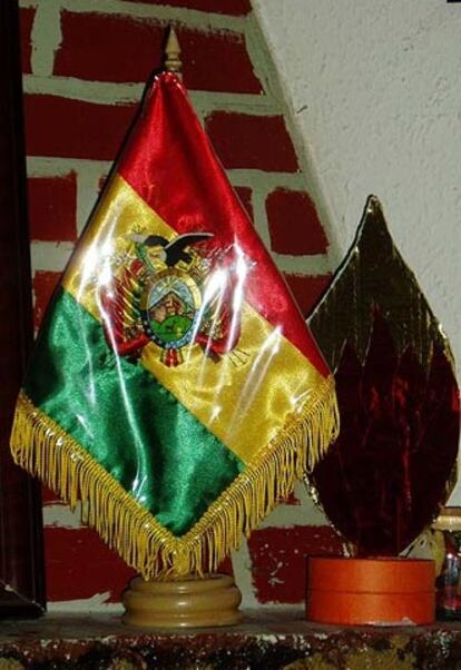 Adornos en un rincón de un restaurante boliviano en Madrid.