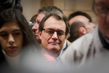 Artur Mas hace cola para votar en un colegio de Barcelona.