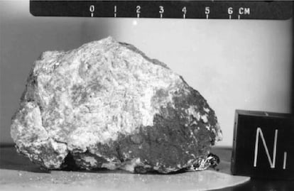 La roca Génesis, encontrada por los astronautas del Apolo 15, esuna anortosita y demostró la antigüedad de la Luna: tiene unos 4.000 millones de años.