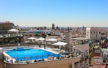 Piscina en la terraza del Hotel Emperador, en la Gran Vía de Madrid, en una imagen cedida por el hotel.