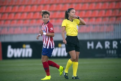 A capitã do Atlético, Amanda Sampedro, durante partida no estádio Wanda Metropolitano.