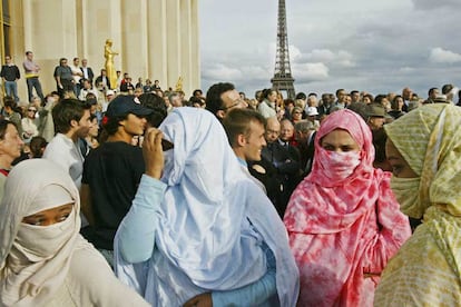 Mujeres musulmanas vestidas con velo participan en una protesta en París.