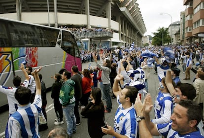 La afición deportivista recibiendo el autobús del equipo