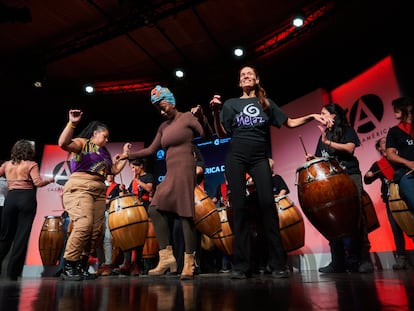 Integrantes de la comparsa transfeminista y antirracista uruguaya La Melaza bailan candombe durante el evento de conmemoración del Día Internacional de la Cultura Africana en Casa de América, Madrid.