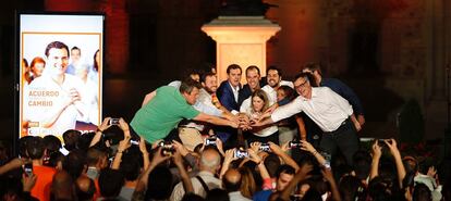 El candidato a la presidencia del gobierno por Ciudadanos, Albert Rivera, en la madrileña Plaza de la Villa.