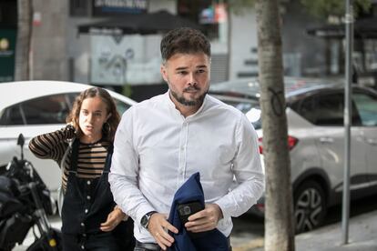 Gabriel Rufián, a su llegada a la sede de ERC para participar en la reunión de la ejecutiva este sábado en Barcelona.