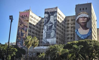 Tres murales recuerdan desde esta semana a las víctimas del atentado a la AMIA en el Hospital de Clínicas, donde se atendió a la mayor parte de los heridos. 