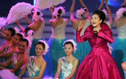 La cantante Peng Liyuan durante una actuación en Hong Kong, en 2006.
