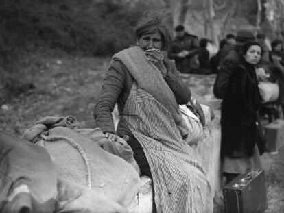 Varios españoles esperan para cruzar la frontera de Francia, en 1939.