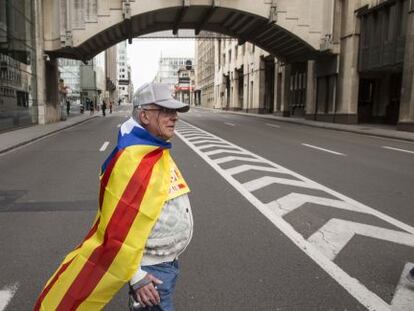 Un hombre con la bandera independentista tras una marcha en Bruselas en marzo pasado. 