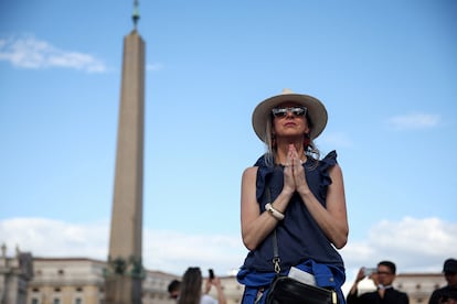 Una mujer reza en la plaza de San Pedro del Vaticano antes del cónclave.