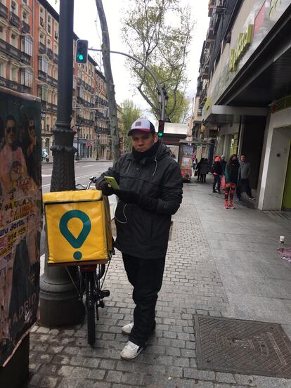 El 'rider' colombiano Adrián Garabito, en el exterior de un supermercado.