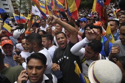 Manifestantes gritan consignas durante una protesta contra el presidente Nicolás Maduro y su Administración en Caracas, Venezuela, el martes 10 de marzo de 2020. 