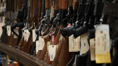 Rifles numa loja de armas em Manassas, na Virginia.