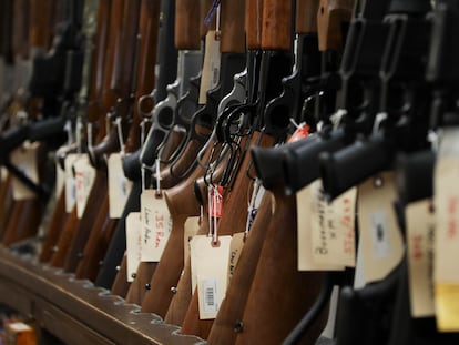 Rifles numa loja de armas em Manassas, na Virginia.