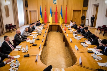 Una instantánea del encuentro entre el ministro de Exteriores de Ucrania, Dmitro Kuleba, y el enviado especial de China, Li Hui, ambos rodeados por sus delegaciones, en Kiev el pasado martes.