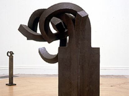 El peine del viento XVII </i><b>(abajo),</b> de Eduardo Chillida, que se exponen en la Royal Academy de Londres.
