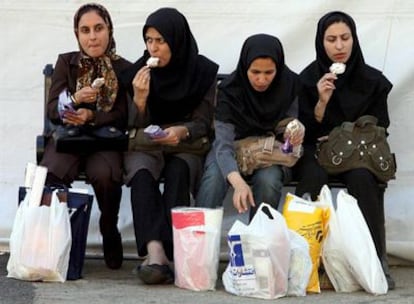 Cuatro mujeres iraníes, durante una pausa en su visita a la Feria del Libro en Teherán.