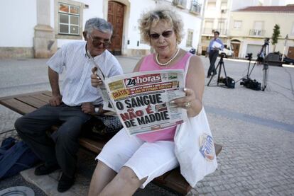 Residentes de Portimao, Algarve (Portugal), leen noticias sobre la desaparición de la niña Madeleine McCann, a las puertas de la Policía Judicial de la localidad, el 16 de agosto de 2007.