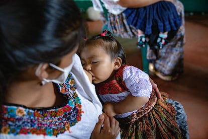 Taller sobre desarrollo infantil celebrado en octubre de 2021 en Chirrepec, Alta Verapaz, Guatemala, en un centro que recibe el apoyo de Unicef. En estos cursos, se forma a los padres en nutrición, seguridad y otros cuidados del bebé. Uno de cada dos niños menores de cinco años en Guatemala sufren desnutrición crónica.