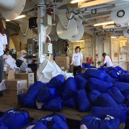 El equipo de Médicos Sin Fronteras prepara las bolsas con ropa y comida que recibirán los supervivientes al llegar al Geo Barents.