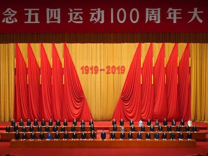 Los asistentes se levantan para escuchar la Internacional al concluir Xi Jinping su discurso con motivo del aniversario, este viernes en Pekín.