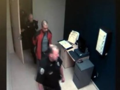 Imagen de la grabación de las cámaras de seguridad en la comisaría de Sanford, la noche que disparó contra Martin.