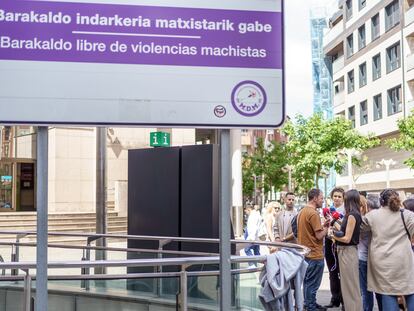 El delegado de protección del club Pauldarrak atiende a los medios a la salida del juzgado de Barakaldo este viernes.