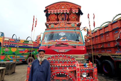 Para sus dueños, estos pequeños camiones son piezas de arte móviles. En la imagen, un guardia de seguridad posa delante de su camión favorito a las afueras de Faisalabad, Pakistán.