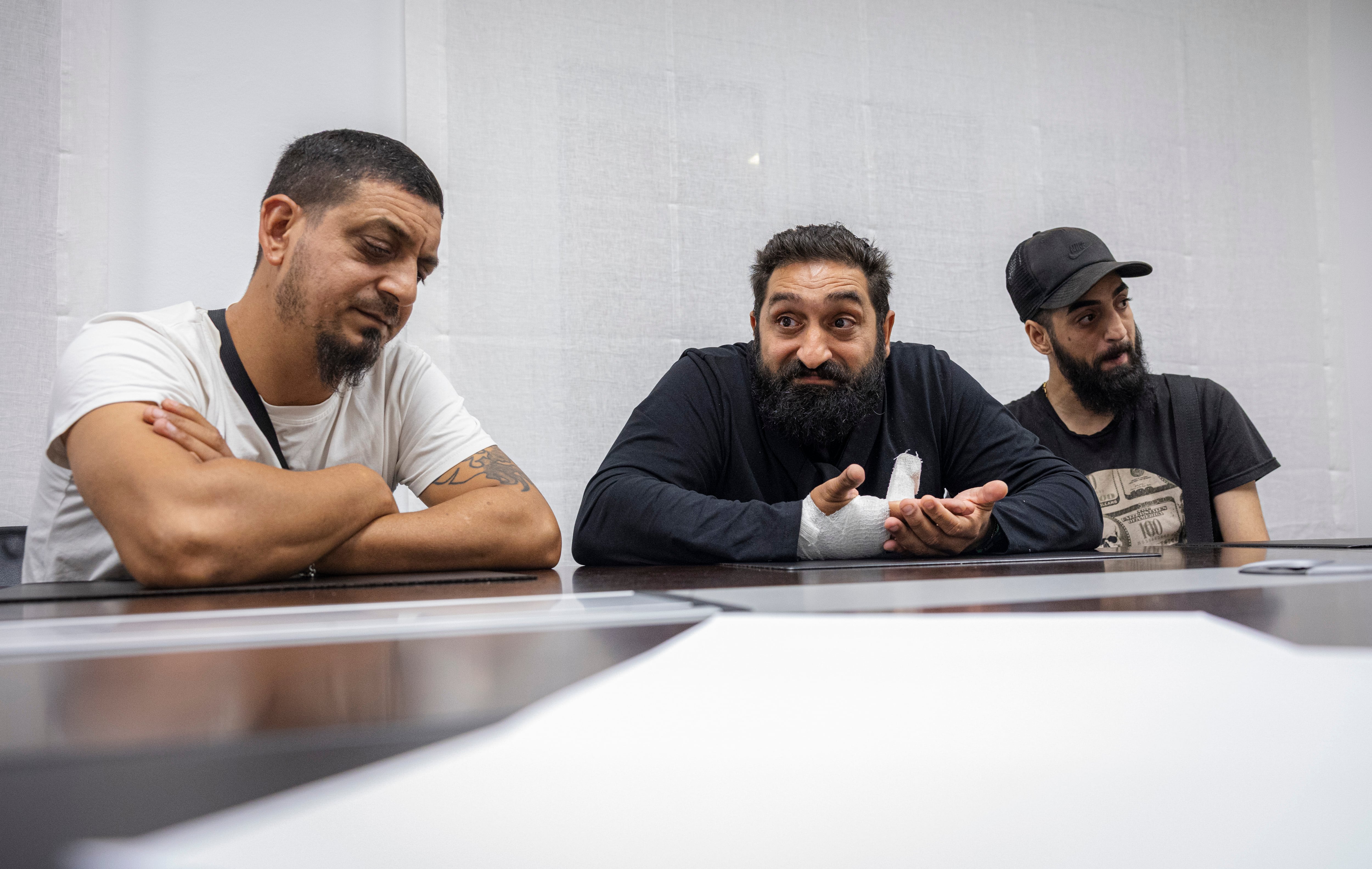 Los tres familiares de Manuel, durante la entrevista. En el centro, Tino Moreno.
