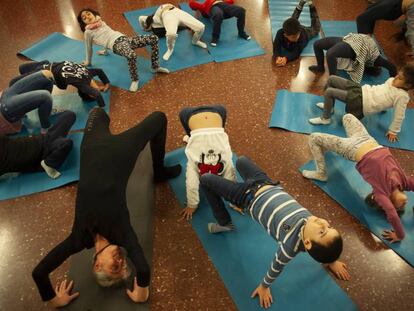 La instructora Barbara Maggiora y sus pequeños alumnos durante una clase.