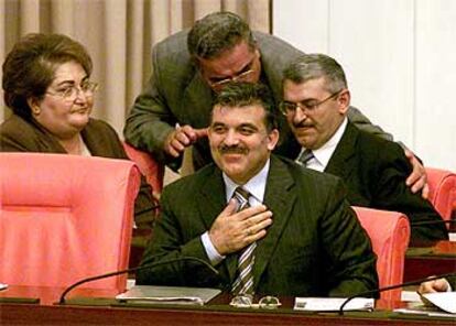 El ministro turco de Exteriores, Abdalá Gül, rodeado de miembros del partido en el Gobierno, tras la votación.
