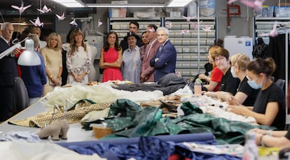 La reina Letizia y los acompañantes de los mandatarios que asisten a la cumbre de la OTAN han visitado los talleres de costura del Teatro Real y han asistido a un ensayo de la ópera 'Nabucco', de Giuseppe Verdi.