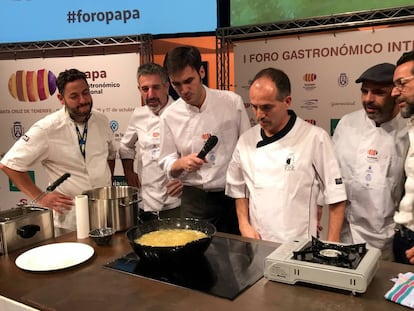 EL JURADO OBSERVANDO LA FRITURA DE ALBERTO PONTE / CAPEL