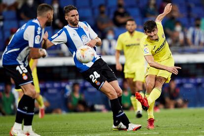 El delantero del Villarreal Gerard Moreno intenta un lanzamiento ante dos rivales del Espanyol durante el partido de LaLiga este sábado.