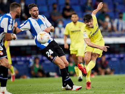 El delantero del Villarreal Gerard Moreno intenta un lanzamiento ante dos rivales del Espanyol durante el partido de LaLiga este sábado.