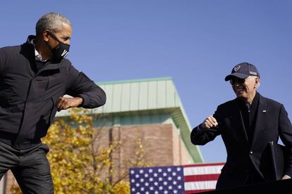 El expresidente Barack Obama (izquierda) y el candidato demócrata, Joe Biden, en un acto de campaña en Flint, Michigan, el 31 de octubre.